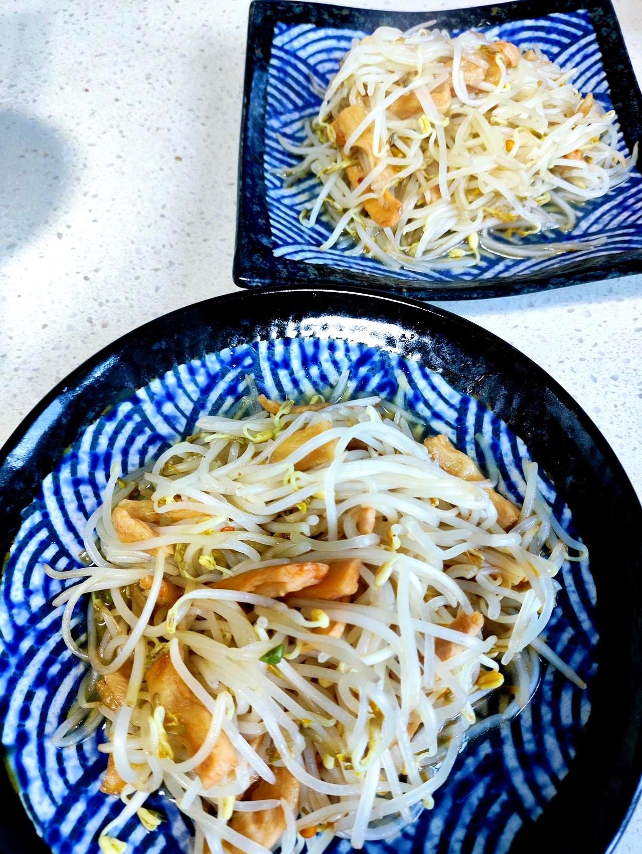 昨晚难得睡踏实，八点多一躺下，直到今早五点才醒，赖到七点才起，连着几天的疲惫像是