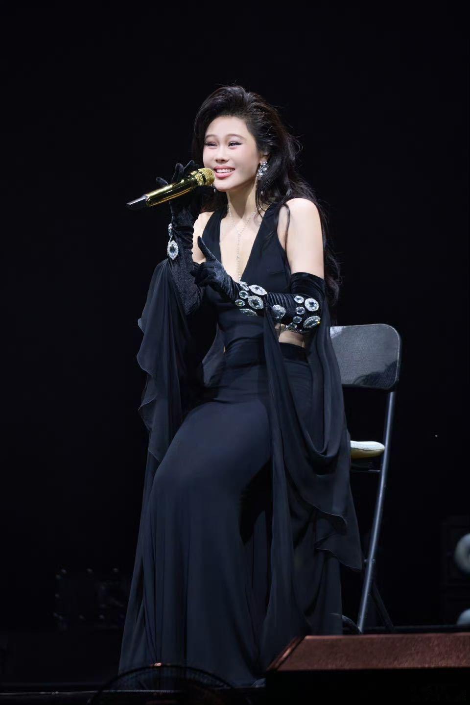 袁娅维说怀胎两年快生了 嘿，袁娅维“怀胎两年”的专辑即将登场呢。两年时光倾注其中