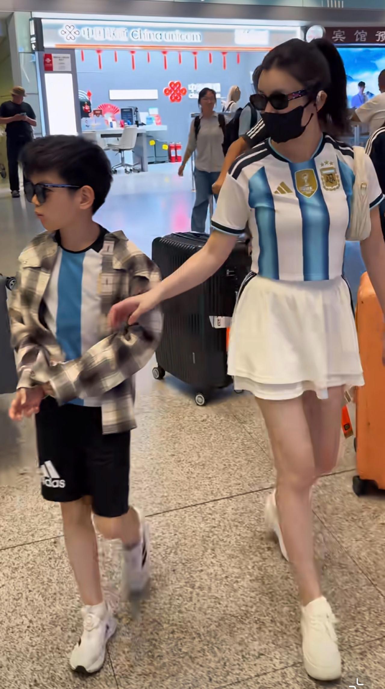 看到陈妍希和儿子星星穿同款阿根廷球衣去机场，才懂什么叫“基因彩票”。小帅哥戴墨镜