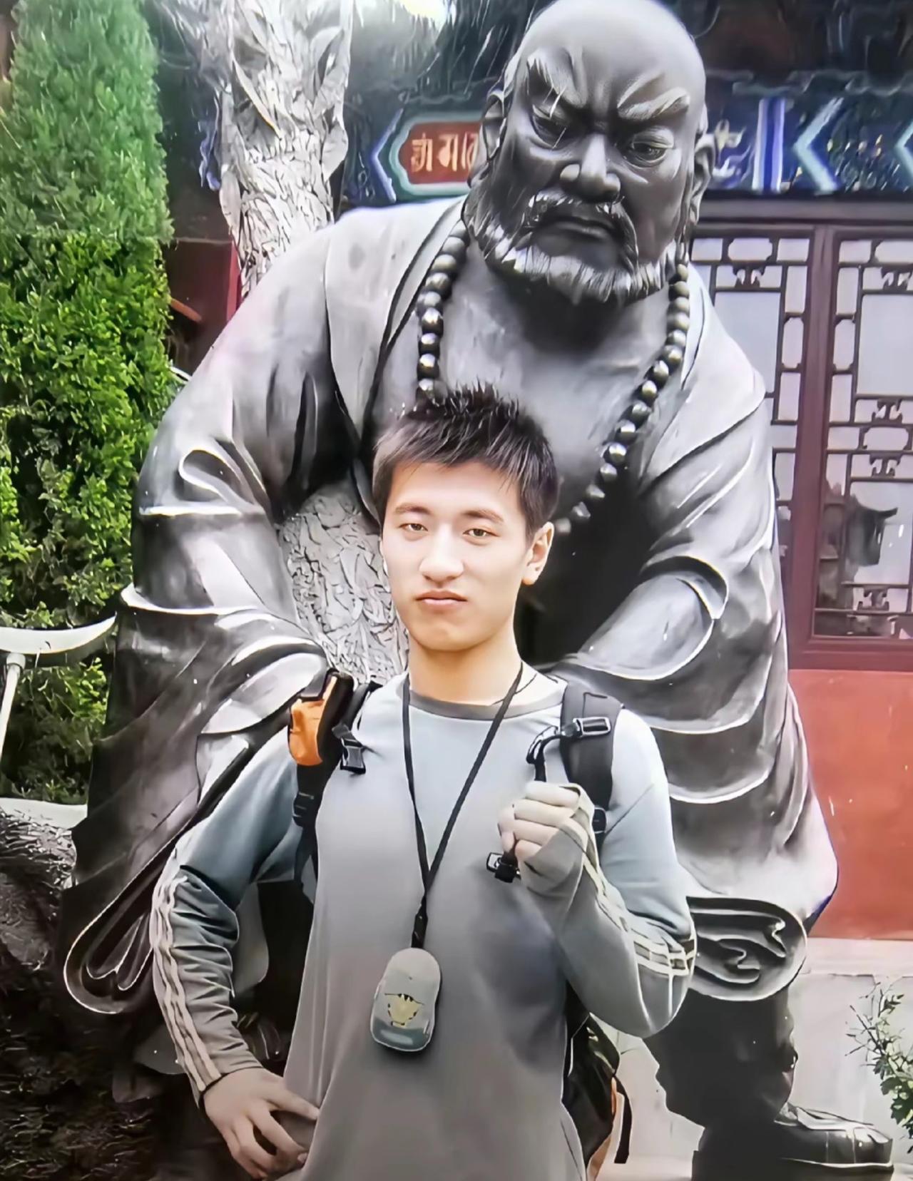 头一次见到张雪峰年轻时期的照片，这种长相挺奇特的，年轻的时候显成熟，真的上了年纪