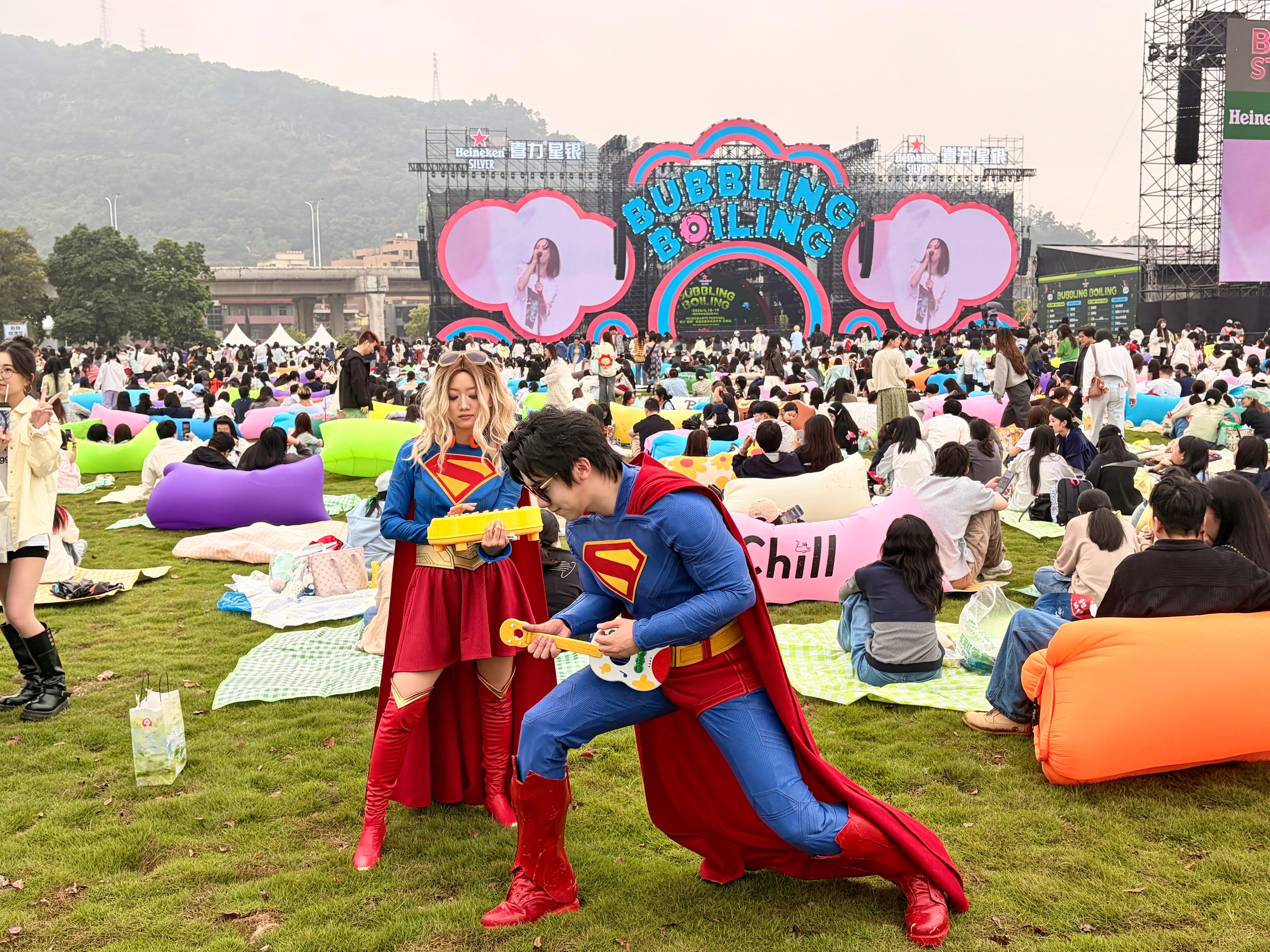 大家超人日 快乐！超人和超级少女已在福州泡泡岛 登陆！有空的朋友记得这周末来泡泡