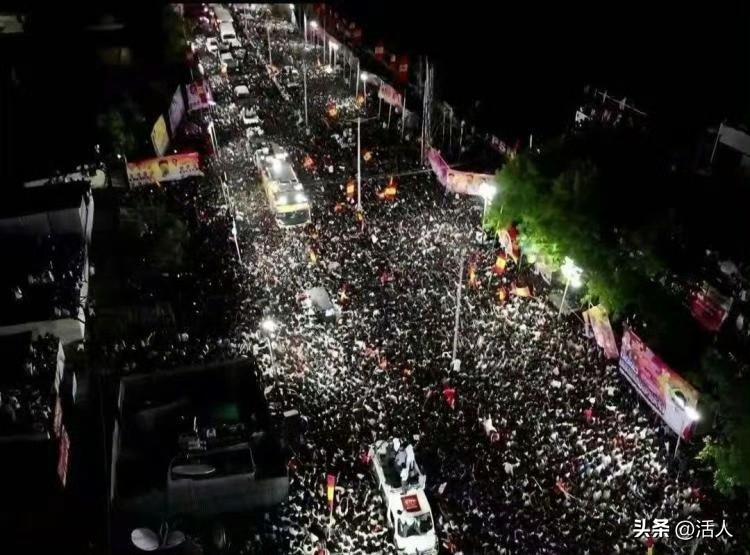 印度人民因为政治活动发生踩踏36死！     27日晚上在印度南部发生一场政治集