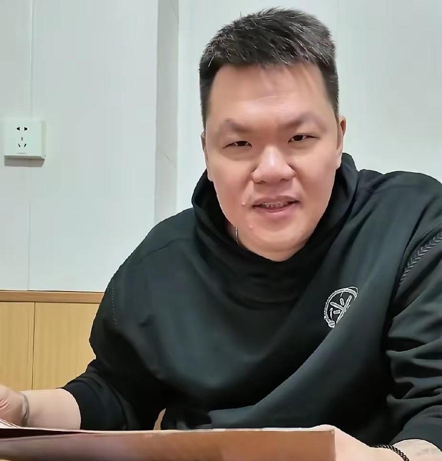 CBA八冠王朱芳雨，球场上谁的面子都不给，但我告诉你，有一个人，能让他在酒桌上把