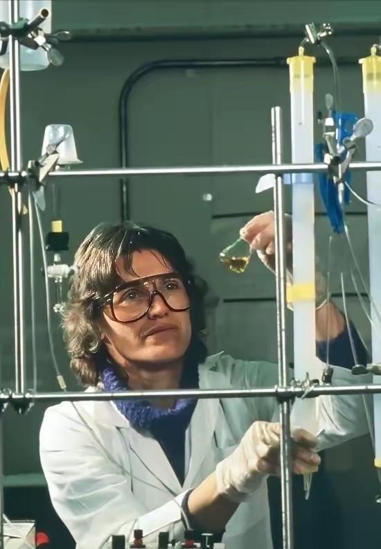 1996年，一名女科学家在试验时，不慎将两滴化学试剂滴在了橡胶手套上，她立刻摘下