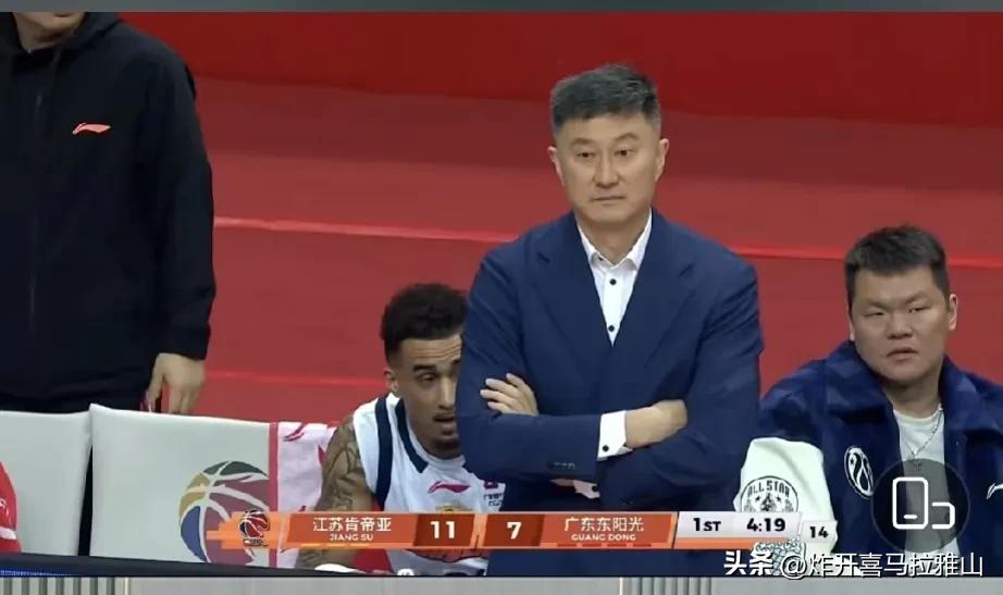 广东队太慢热了！广东队第一节17-22落后江苏队，面对江苏肯帝亚被压着打，还被贾