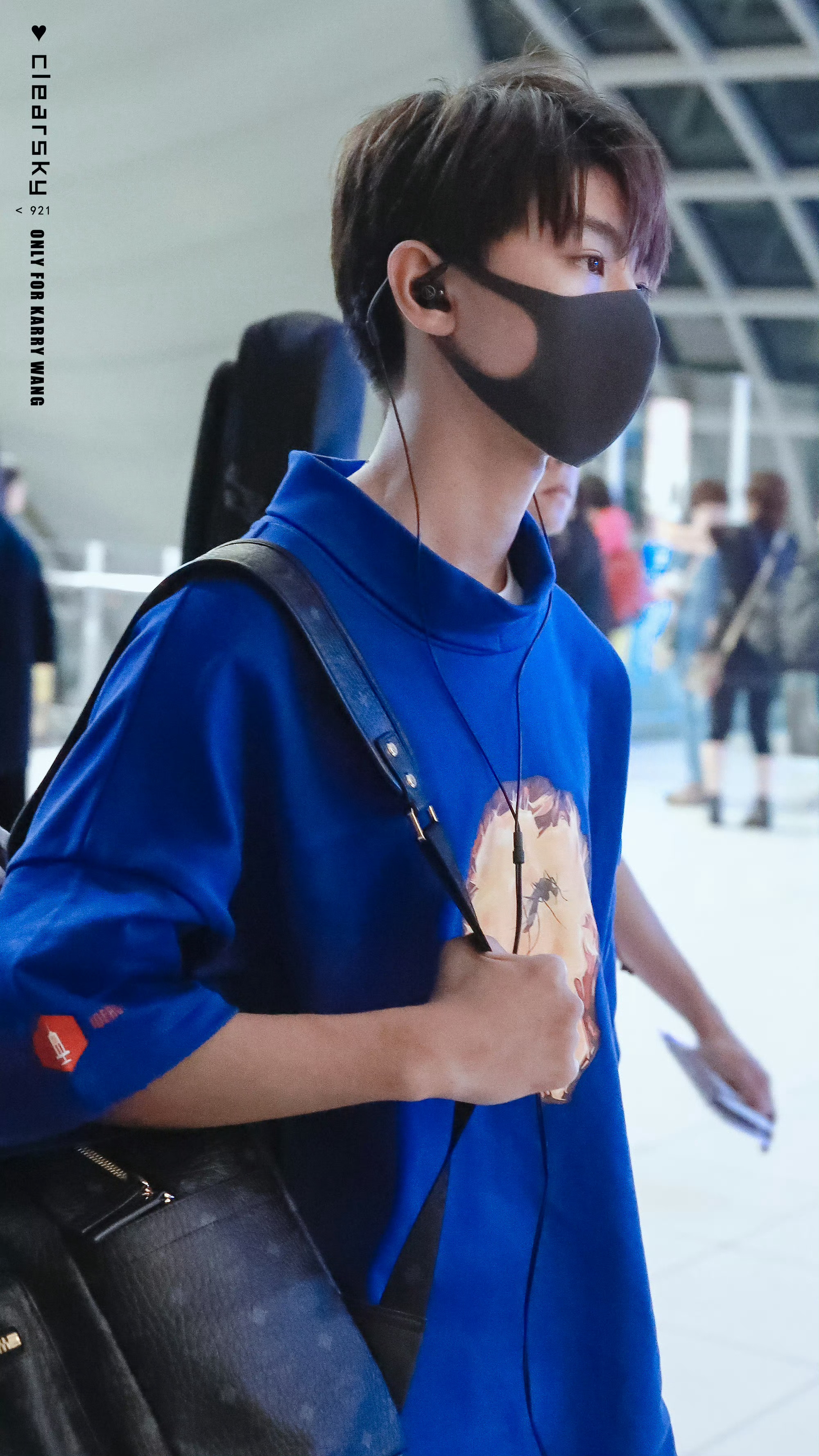 无线耳机时代对我最不友好的一点是：几乎看不到王俊凯戴有线耳机了长长耳机线绕过脖颈