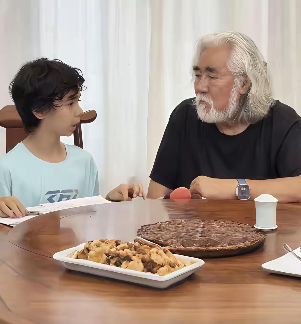 马丁问父亲张纪中，能不能把胡子剃了，把头发染一染，同学都说你像我爷爷。张纪中有点