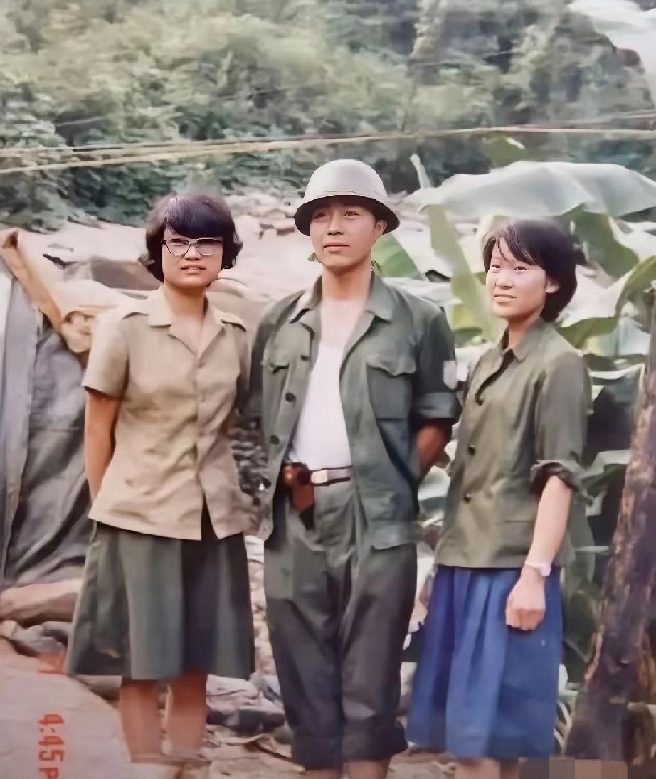 没想到开国中将秦基伟的儿子上老山前线，身边俩姑娘比他还敢拼命！这张1987年的老