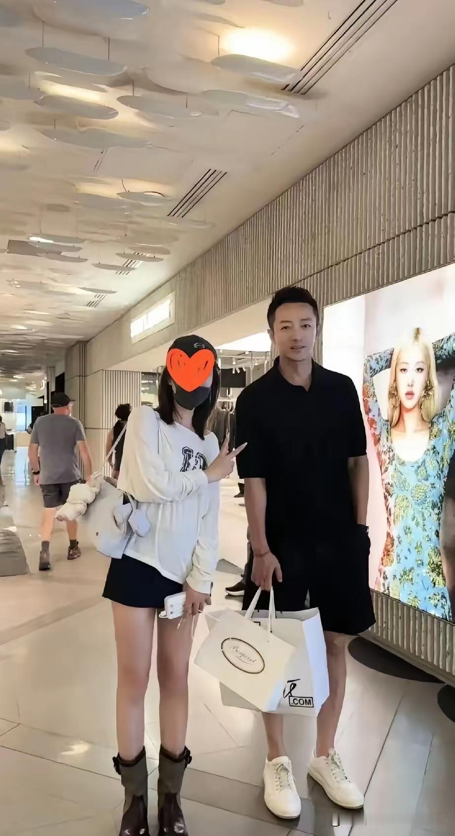 小菲还是那么年轻，看不出年纪，是三个孩子们爸了，还是没有什么变化。最难过，最痛苦