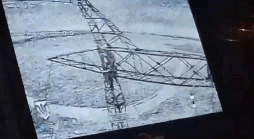 由于没有星链，俄军士兵不得不冒着生命危险爬上电塔安装Wi-Fi无线网桥，试图恢复