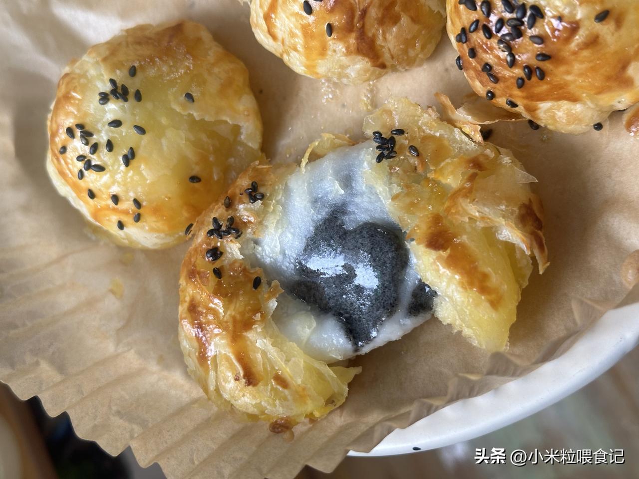 汤圆和元宵到底有啥区别汤圆是水和糯米粉揉成团包的芝麻馅儿，元宵是用冰冻的馅儿沾水