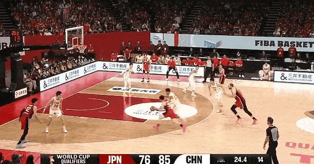 这球能给2+1啊？裁判黑的可怕！！！中国男篮vs日本男篮