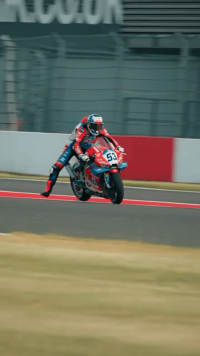 WSBK英国站德比斯积分榜第二 绝境逆风照样封神！德比斯驾驶张雪机车全程追走，刷