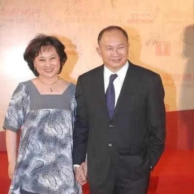 2012年，著名导演吴宇森确诊淋巴癌中期，变卖了北京的房产去美国治病。没想到8年