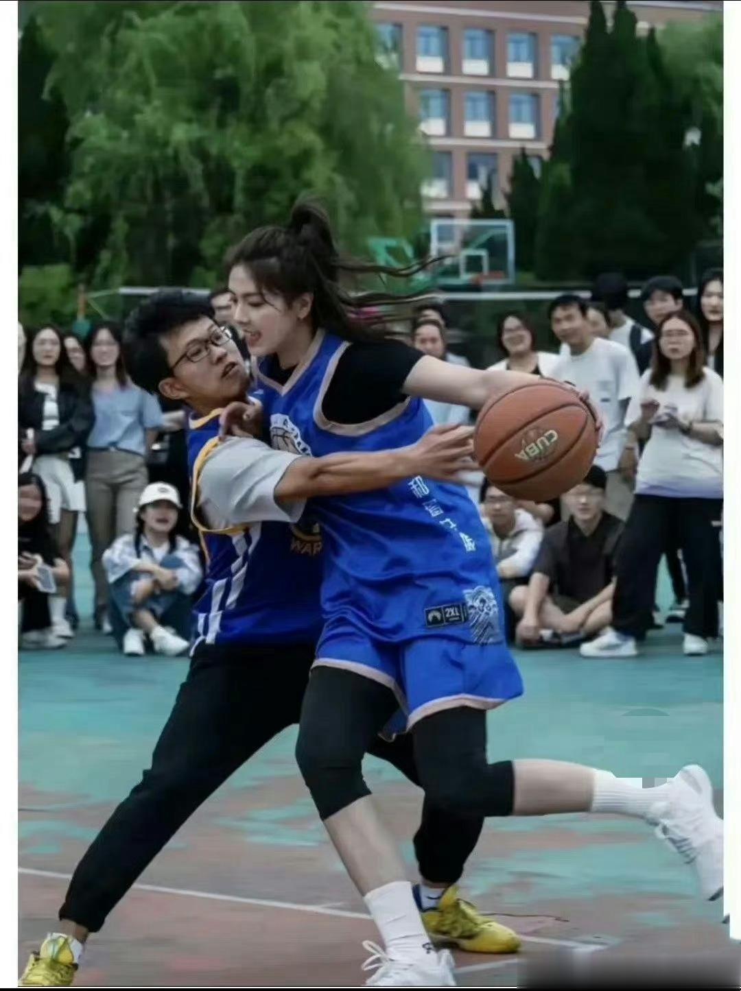 眼都快要看瞎了也没看明白这四条腿 ​​​