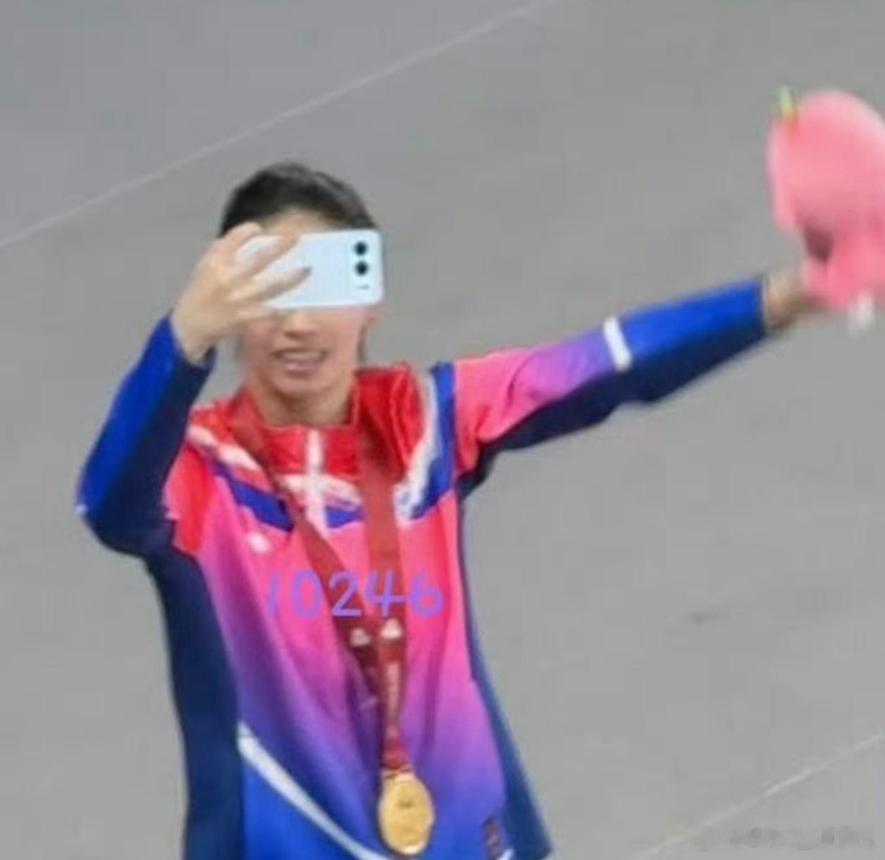 昨天发的被夹了，再来换个角度看看陈芋汐手中的荣耀500，虽然有些模糊，但是能看出