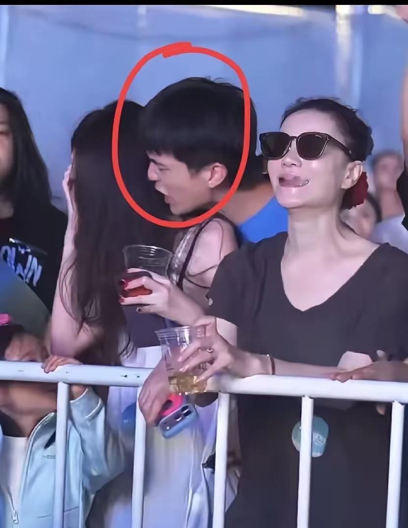 李嫣被好友越界对待，李亚鹏才是最揪心的人
 
8月30日阿那亚音乐节，王菲带着2