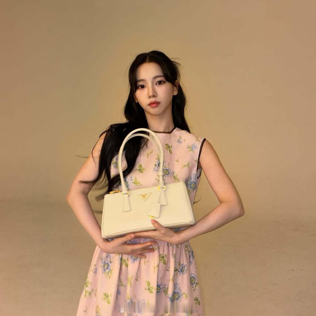 小猫珉这Pose活人感拉满啊头顶包包hh💘Karina 26.4.24🔄 