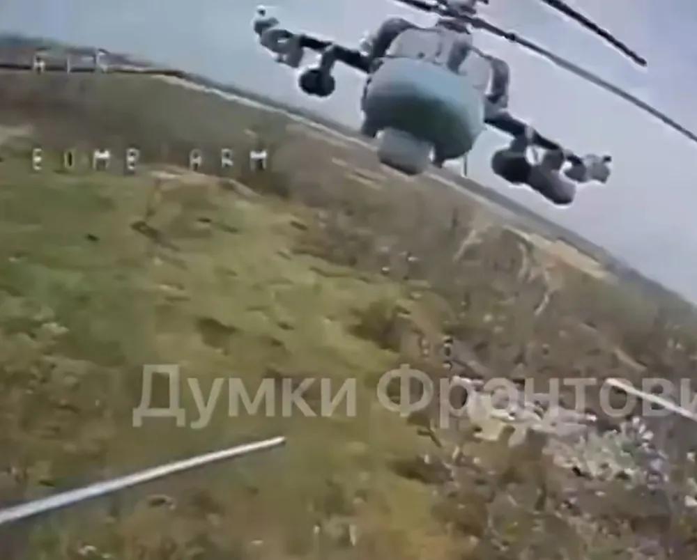 乌军一架FPV击中了一架俄军卡-52武装直升机，导致这架卡-52迫降。
 
3月