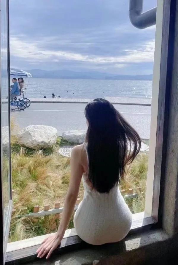 姐姐欣赏大海，而摄影师则在欣赏….