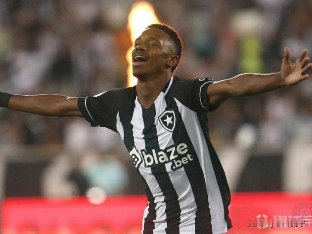 中超第一身价来了---热菲尼奥…辽宁铁人与赞助商沈阳盛京大奥莱举行签约仪式。签约