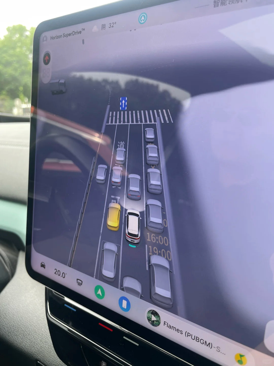 汽车 智能座驾体验↓复杂拥堵路段智驾，解放双手，不用一直紧盯周边车况及行人且脚踩