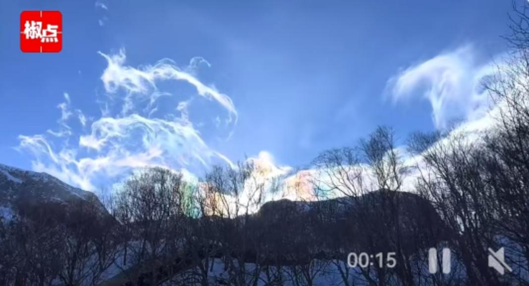 2025年11月25日的长白山，老天爷大概是打翻了调色盘。就在那天下午14点49