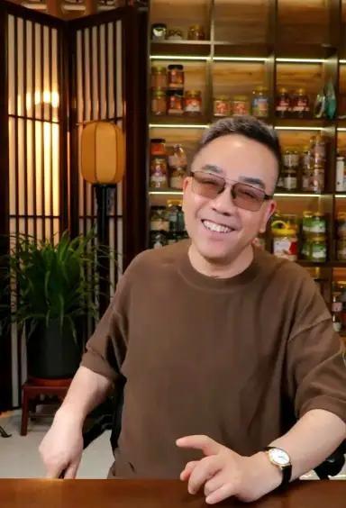 相声名家杨议真情流露，含泪说后悔来这世上。

昨晚直播他拿郭德纲唱戏开涮，张口就