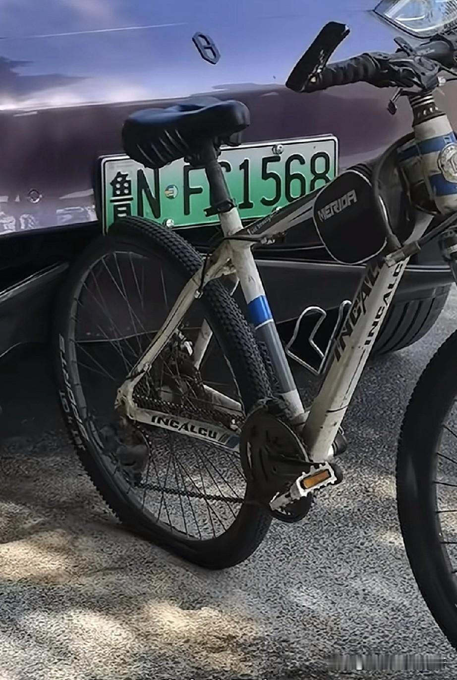 这是什么自行车？太顶了，被小汽车撞到，汽车都成那样了，自行车的轮毂却一点都没有变