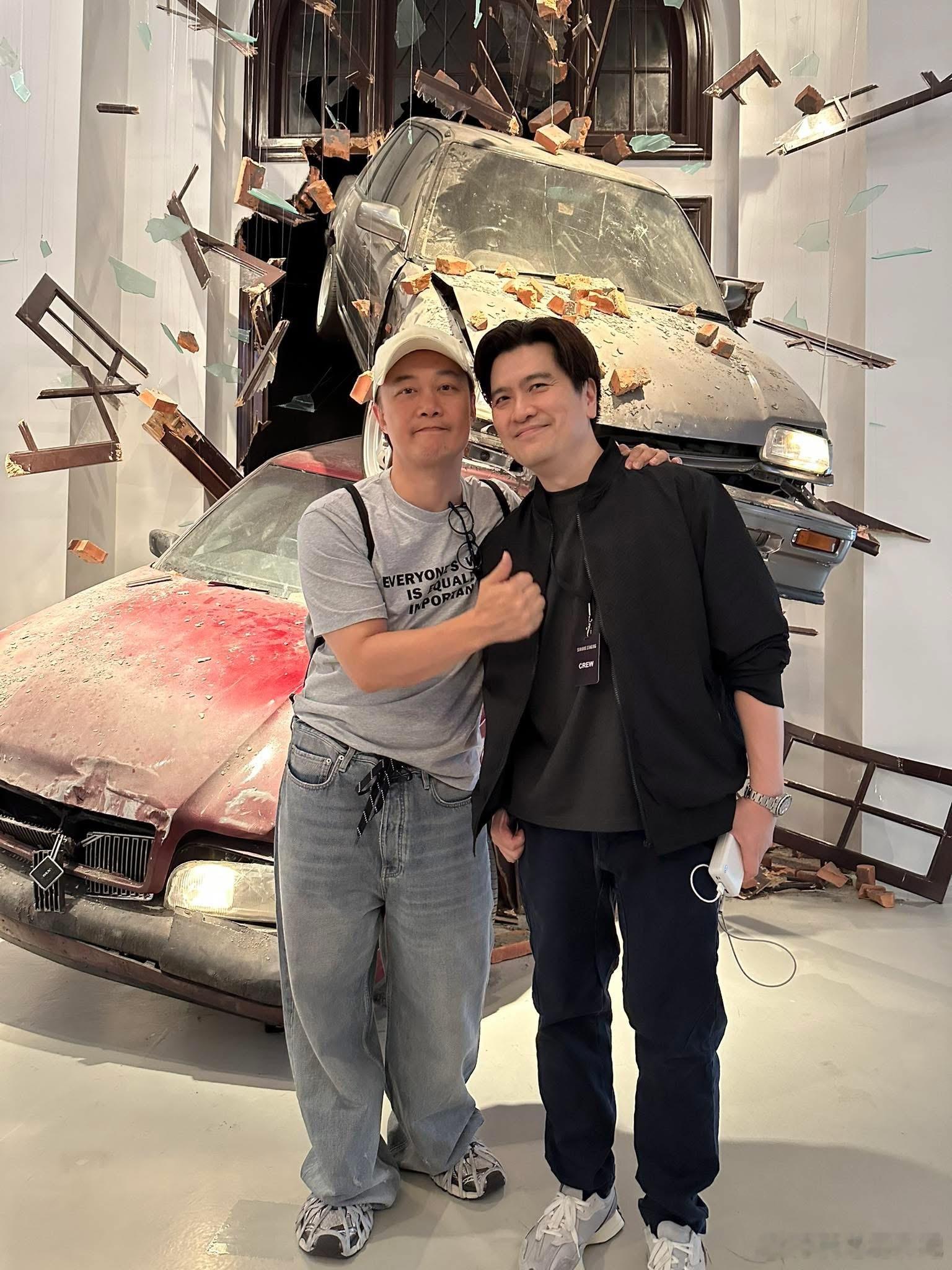 「卧底展」结束，也迎来最后一位客人——陈奕迅。陈导说Eason看的好仔细，他真的