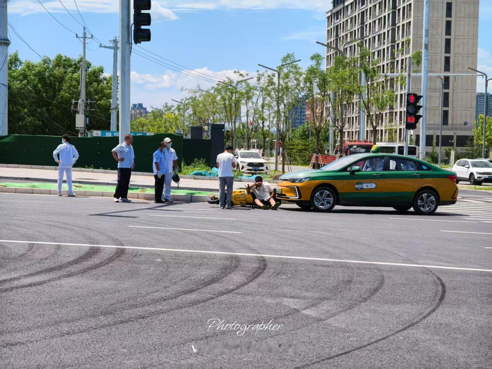 车若初见 大哥是怎么忍心坐地上的，地面还不给人煎熟了
