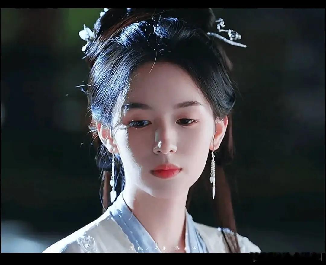周也这组有种唇红齿白的美感 看着气血就很好 
