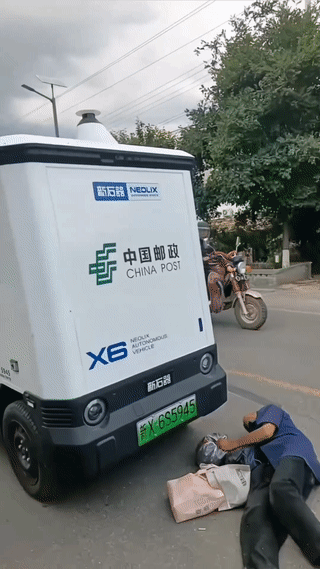 这可咋办？
大爷被无人快递送货车撞倒在地上。
起不来了？
面对这种情况，也不知道