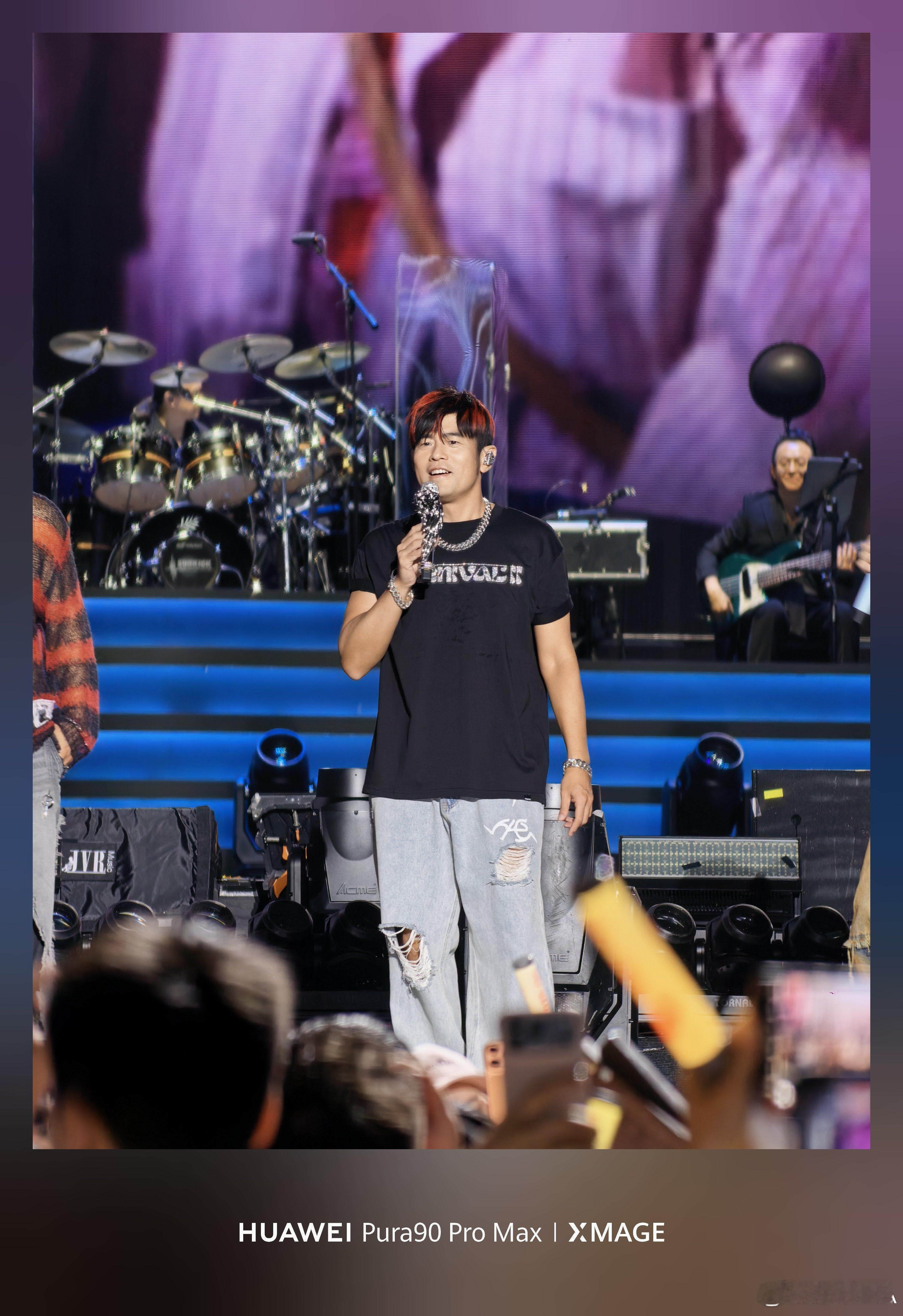 人生第一次看周杰伦演唱会第一次看周杰伦，光拿手机咔咔咔拍照了，结束时才发现这么快