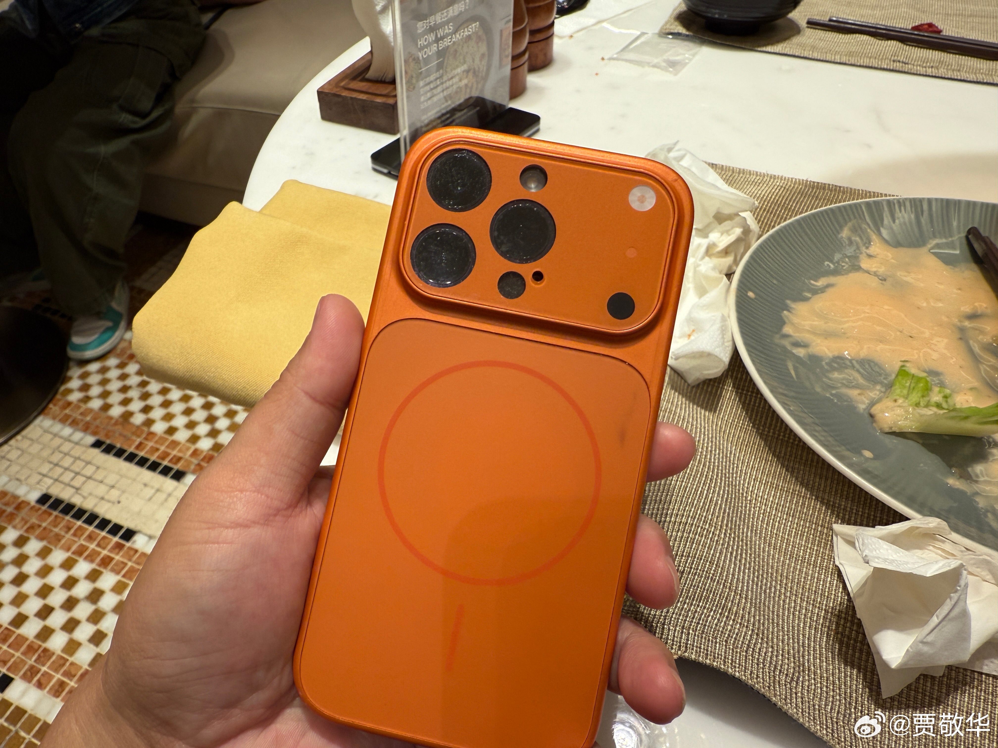 昨天晚上跟朋友一起吃饭，看到他的橙色iPhone17 Pro非常漂亮，拿过来一看