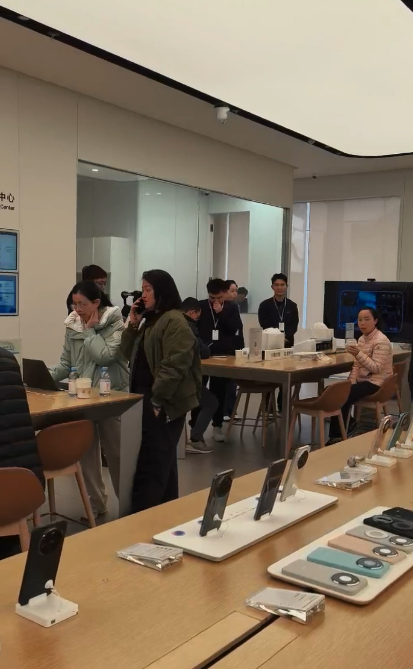 看到今天华为Mate X7 首销的火爆场面，真的感慨万千。从2019年第一代折叠