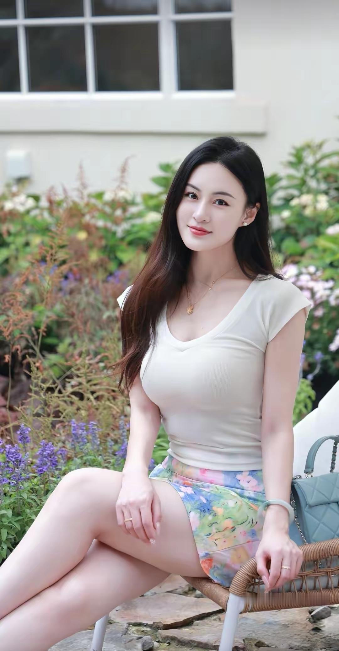 夏日清新穿搭，花裙配白T，轻松惬意！🌸👗👒