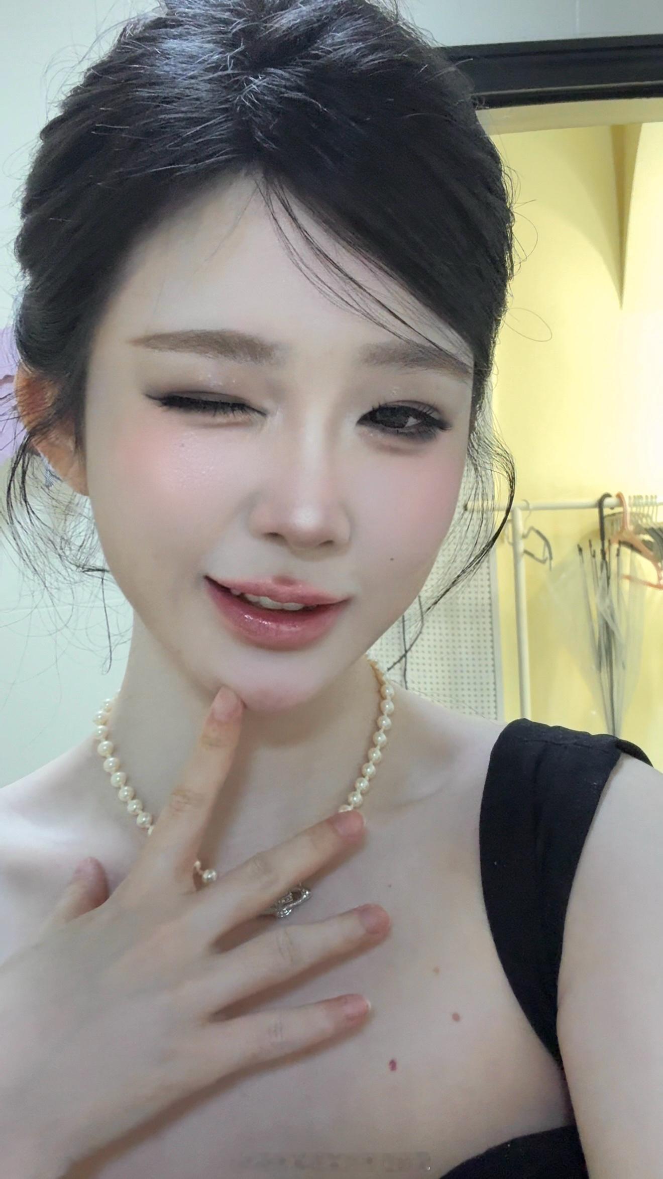 花300多找化妆师画成张元英，只能说略微微像 