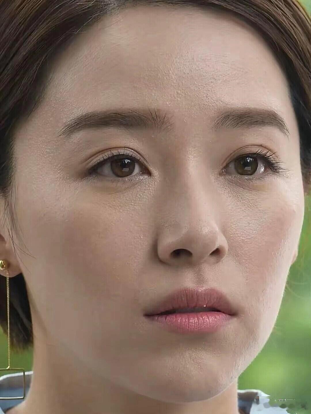 阚清子这皮肤太好了！光滑细腻有光泽，女明星和咱普通人的皮肤状态相比，差距真不是一