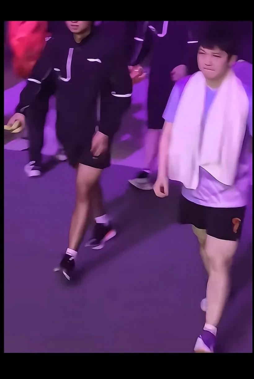 上次挥手说再见，这次王者归来满血复活了[赞]
小胖满满的自信感，首先小胖的自信来