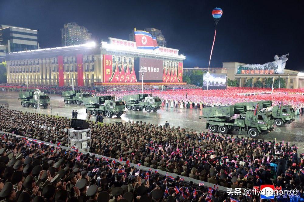 🇰🇵朝鲜在阅兵式上展示了一款新型双口径多管火箭炮。

该发射器配备两个可互换