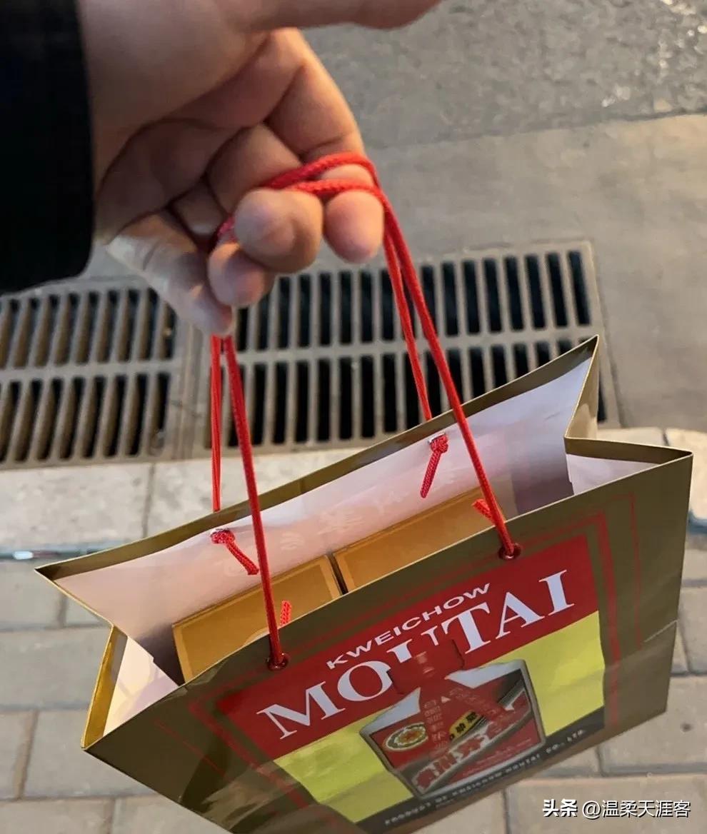 求人办事的四个段位，看懂少走十年弯路
 
网上有一段非常通透的总结，把求人办事分
