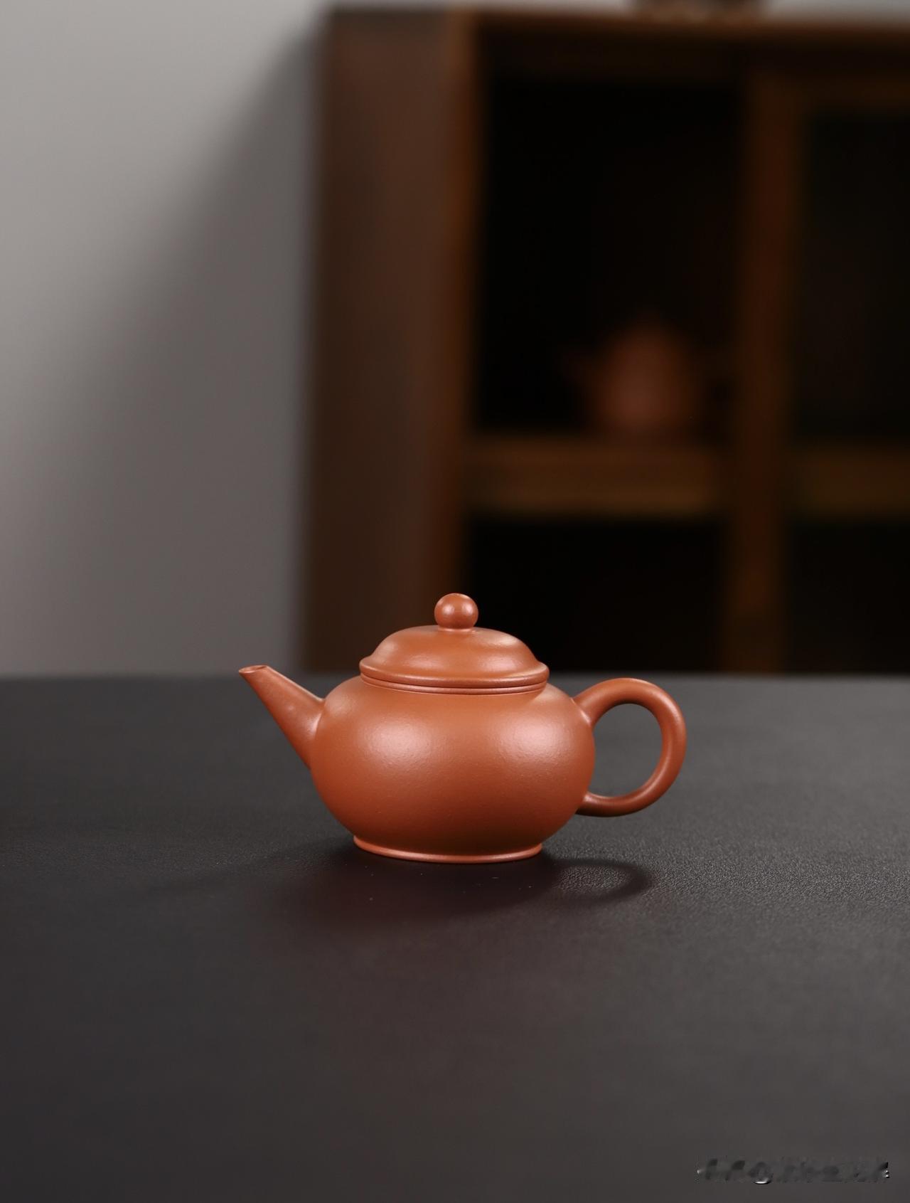 水平｜小精品
原矿朱泥丨容量120cc
壶嘴直挺如峰，出水爽利干脆；壶把圆滑温润