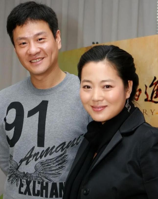 2003年，王茜华和丈夫到饭店吃饭，没想到结账时，丈夫却说：“饭钱我付了，回头你