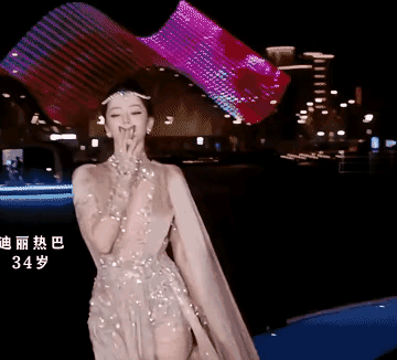 看了一下去年和今年的盛典红毯，去年开场的是杨幂，压轴的是刘亦菲，今年开场的是迪丽