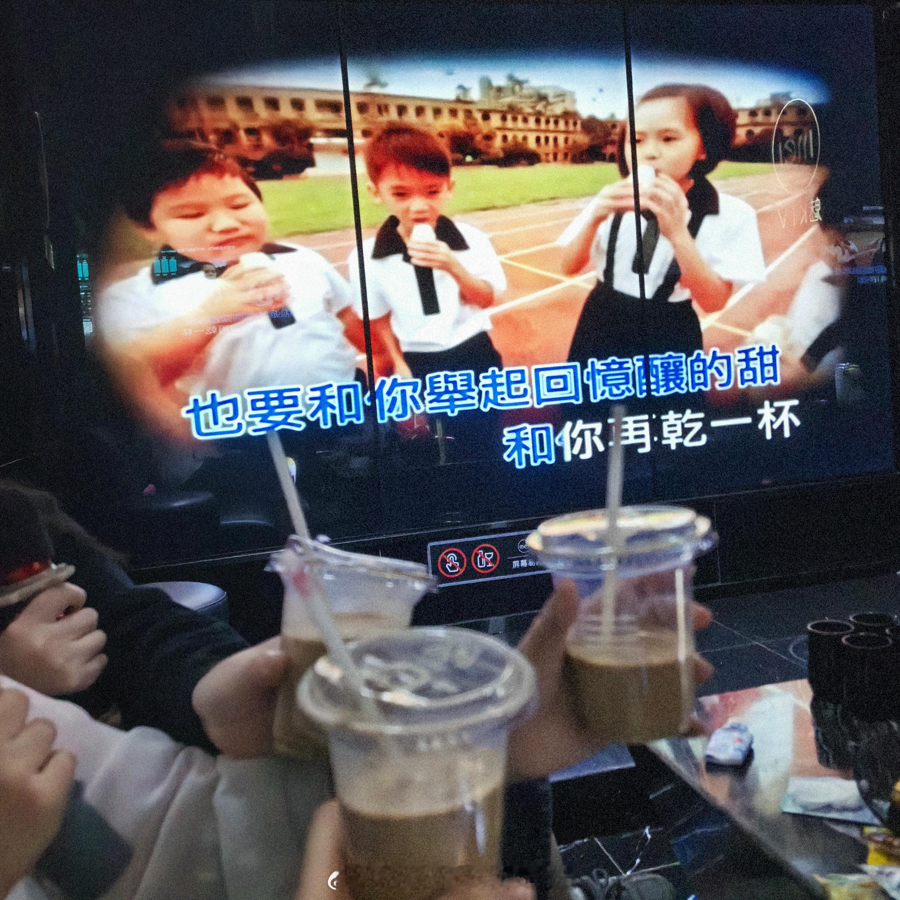 见朋友 用力地见朋友怕下一次的见面要等上一阵子了 不知道会是多久的那种一阵子 ​