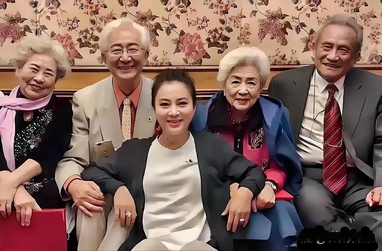 画面中只认识李玉玲和谢芳这两位老艺术家，至于另外三位，对他们的名字没有什么印象，