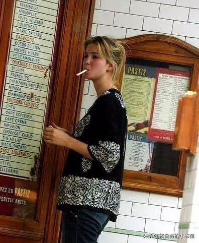 我以为伊万卡这样的美女
是不会抽烟的
结果现实是打脸的
不但抽，还大张旗鼓
特朗