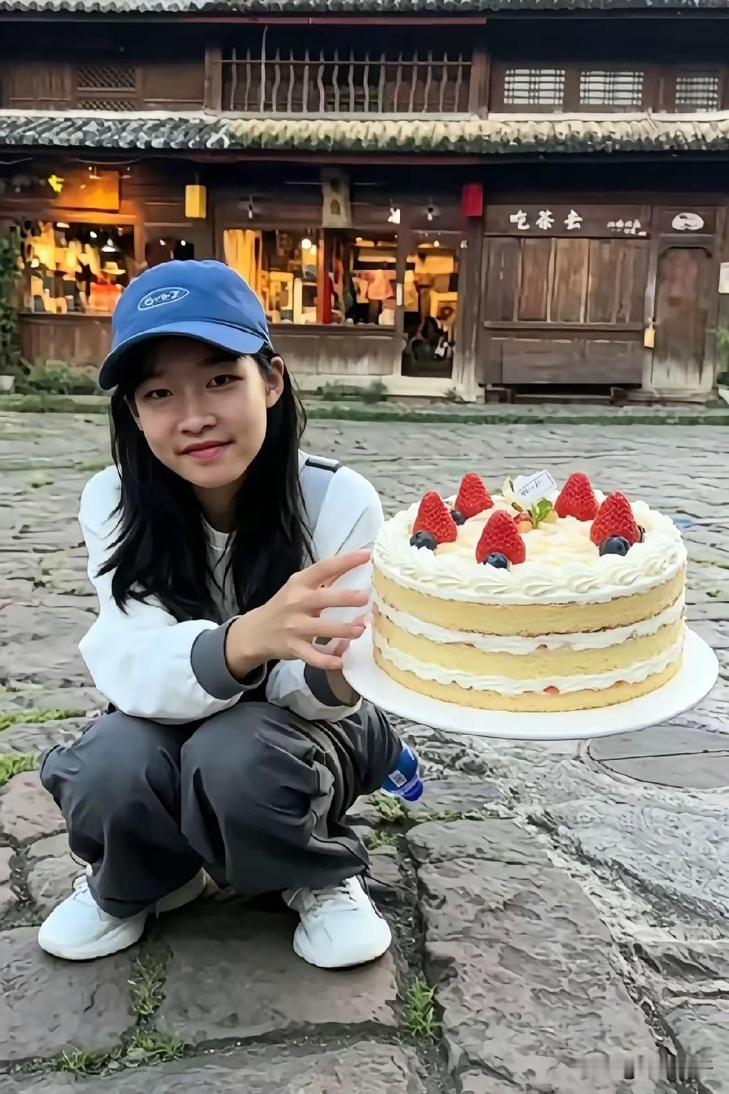 昨天，张雪峰女儿张姩菡迎来11岁生日。小姑娘全程面带微笑，神态放松，长相也被不少