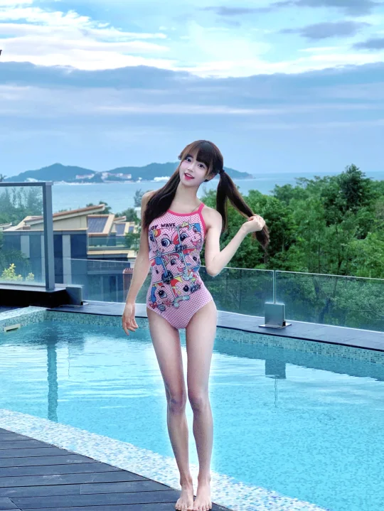 一穿上泳衣就变甜妹啦💕！